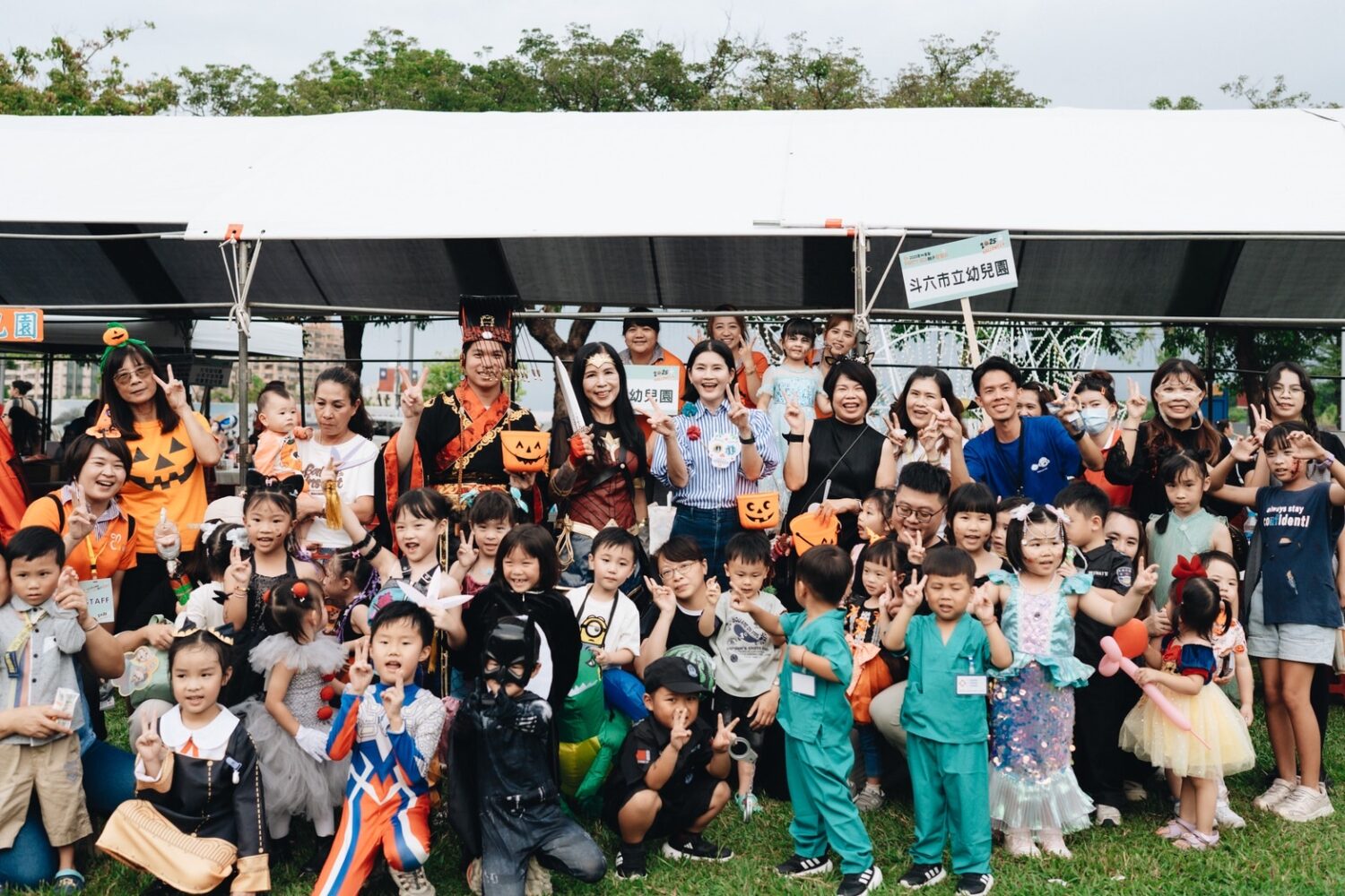 千人變裝 × 百攤潮玩!斗六《膨鼠變裝派對 × 萬聖潮市集》點亮雲林秋夜 文化觀光處與雲林縣幼兒教育發展協會號召在地幼兒園,千人親子萬聖變裝成一大亮點。(圖/記者林照東翻攝)