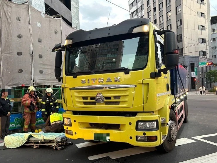 新北市中和區中山路二段、永和路口,昨(24)日下午16時許傳出1起驚悚的砂石車與腳踏車擦撞事故。