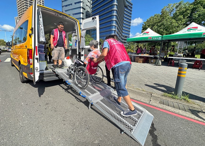 北台灣無障礙運輸產業工會司機擔任志工，接送長照家庭往返活動現場。(圖/北台灣無障礙運輸產業工會 提供)