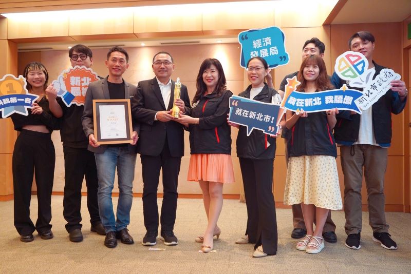 《圖說》經發局長盛筱蓉今日代表於市政會議獻獎,將此份榮耀獻給市府團隊與全體市民。〈經發局提供〉