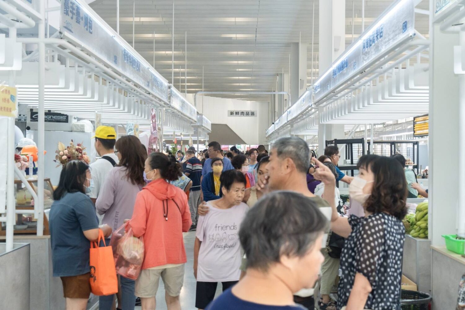 全新開幕的北門市場吸引民眾熱鬧人潮踴躍。（圖/記者黃溎芬翻攝）