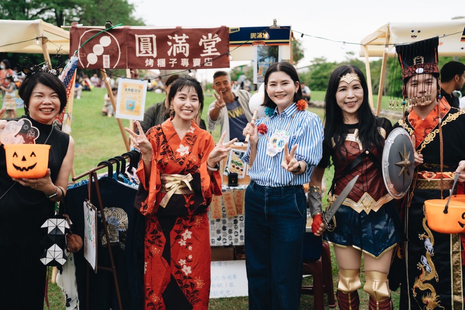 千人變裝 × 百攤潮玩!斗六《膨鼠變裝派對 × 萬聖潮市集》點亮雲林秋夜 雲林縣文化觀光處長陳璧君(右三)積極推動在地文創,辦理各種藝文市集活絡觀光。(圖/記者林照東翻攝)