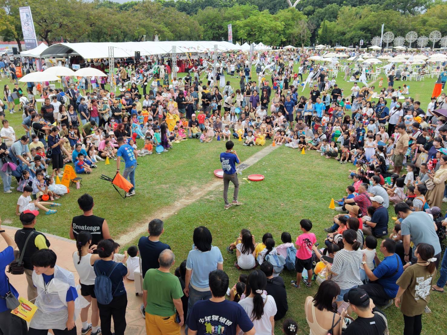 千人變裝 × 百攤潮玩!斗六《膨鼠變裝派對 × 萬聖潮市集》點亮雲林秋夜 萬聖潮市集召集雲林在地文創、小農攤商,吸引千人親子旅客前來。(圖/記者林照東翻攝)