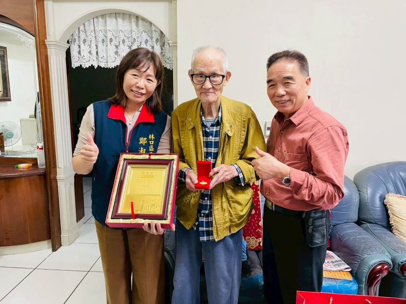 《圖說》西林里江伯伯思路清晰與區長話家常。〈林口公所提供〉