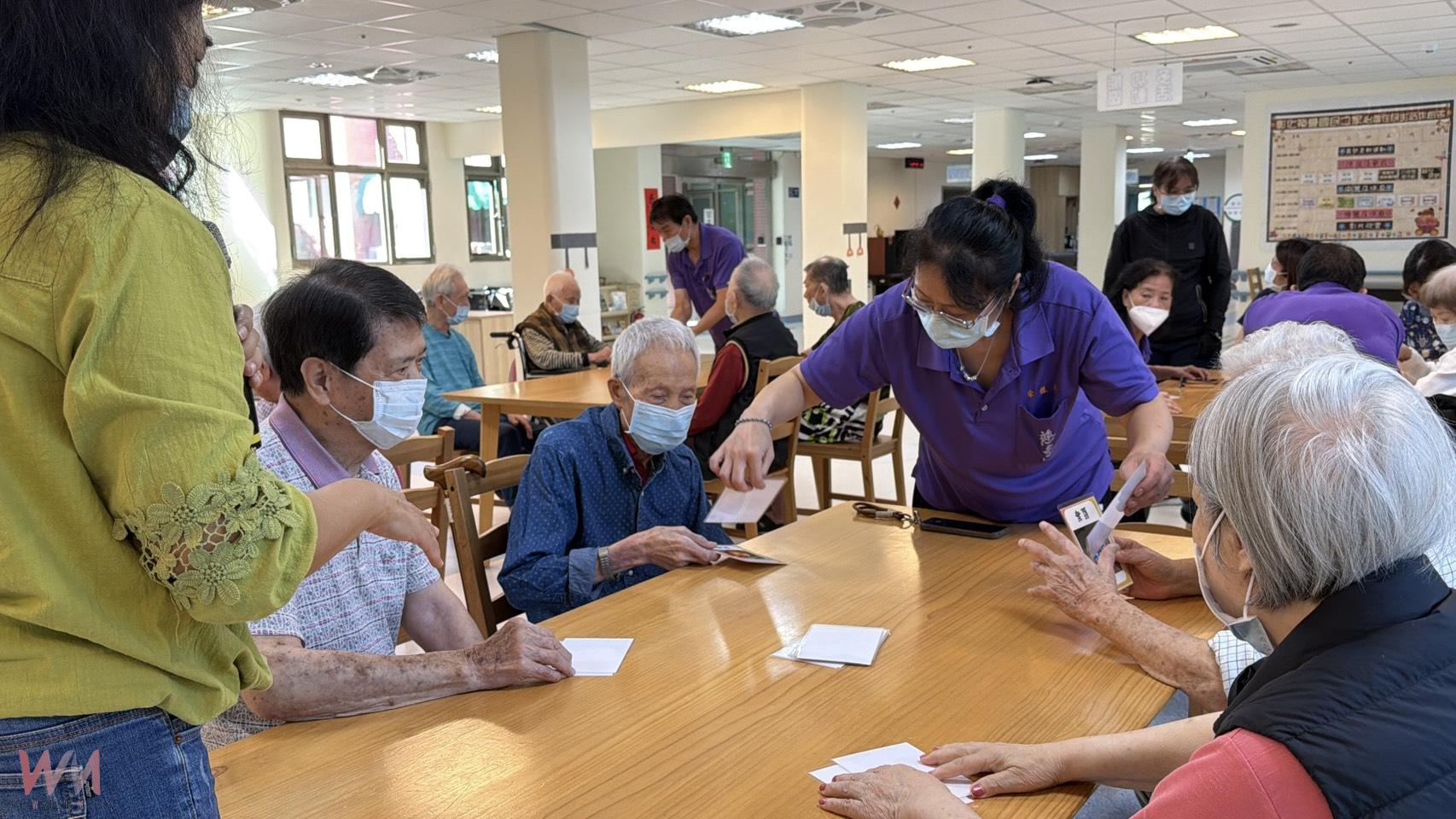 (有影片)/遊戲+手作促活化 彰化榮家陪伴失智長者延緩退化 - https://www.watchmedia01.com