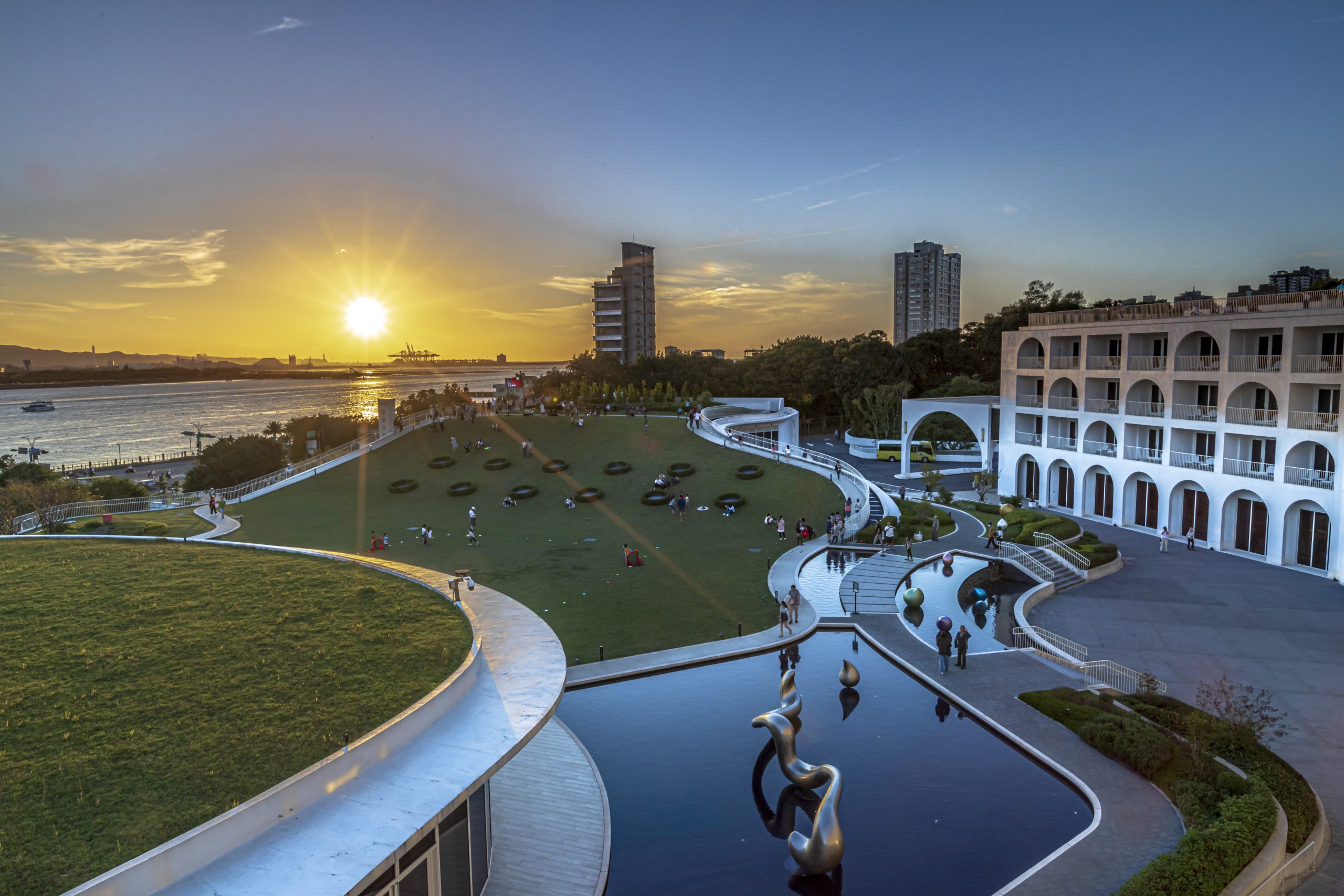 圖三星光熠熠 微光小酌則以更具儀式感的雙人套票形式販售不僅提供專屬調飲與精緻小點更有專屬限定煙火觀賞區圖 將捷金鬱金香酒店提供 - 報新聞 Mega News