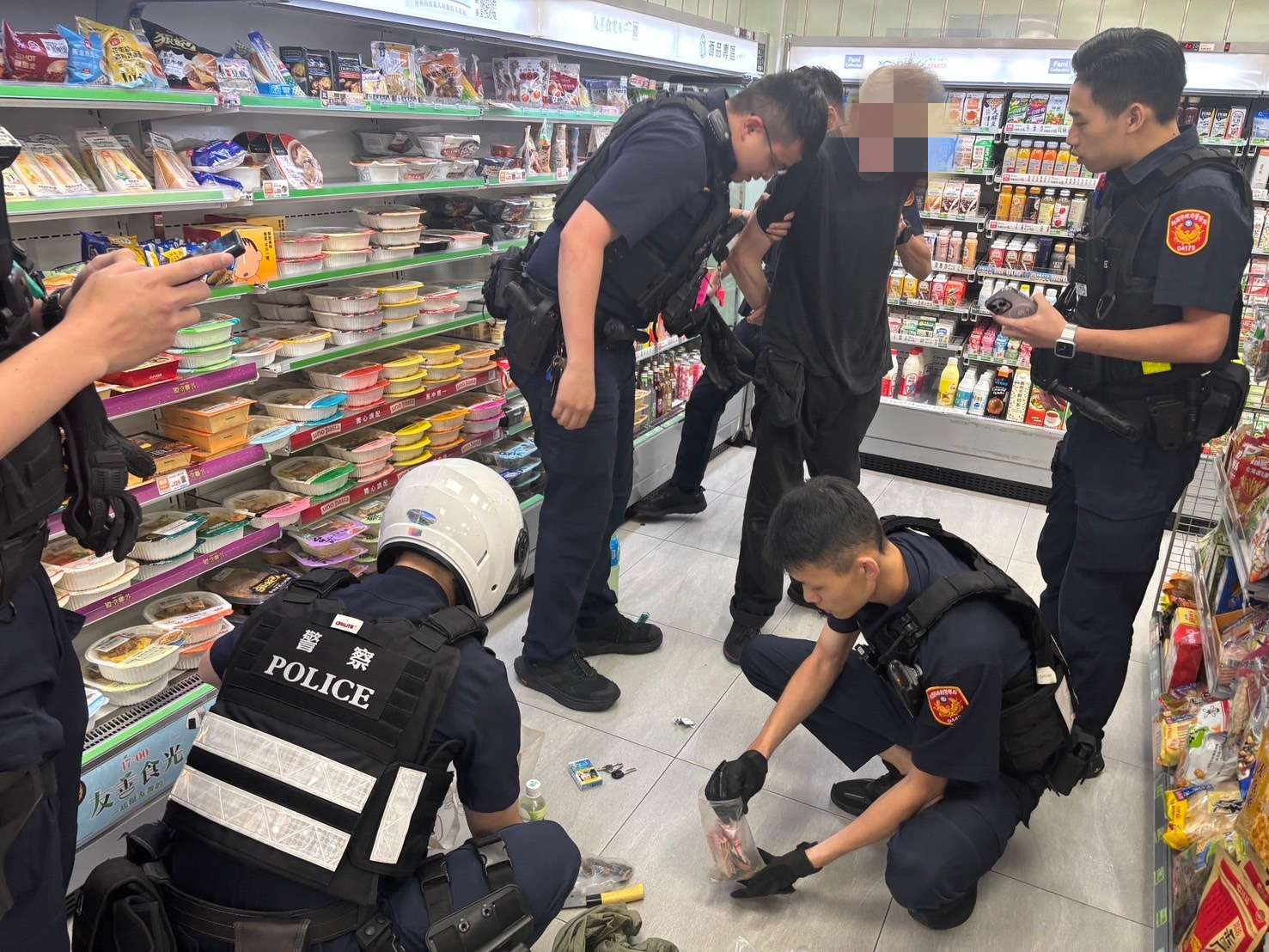 德籍男清晨持刀連搶中壢2超商、賣場 犯案動機曝光 21535