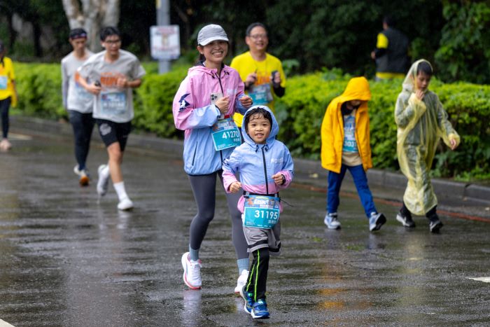 《圖說》熱血母女檔阻力戰2025祈福路跑。〈林口區公公所提供〉