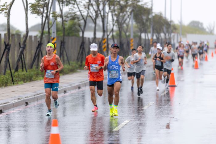 《圖說》跑者在冬季中仍然熱情開跑,每位跑者都是「防水材質」。〈林口區公公所提供〉