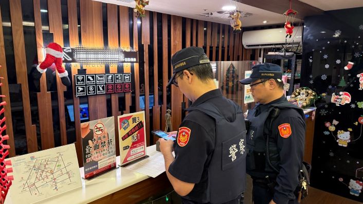 《圖說》《圖說》板橋警強化轄區治安、有效防制各類犯罪,同步展開「清樓專案」,並結合「擴大臨檢」。〈板橋分局提供〉