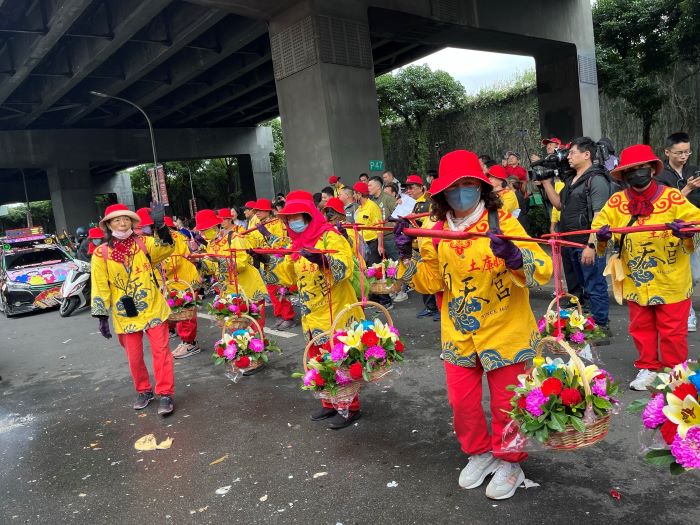 《圖說》三重天后宮慶祝建宮70週年遶境,土庫順天宮媽祖也前來贊境,繡旗隊、花擔陣容龐大。〈民政局提供〉