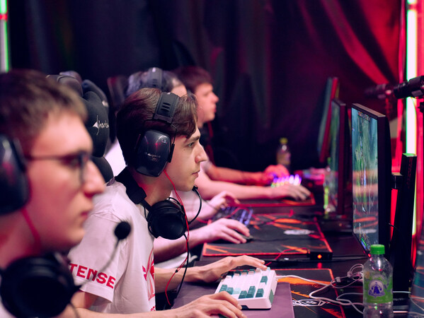 Phygital 運動員正在 Phygital 競賽的數碼賽道上較量