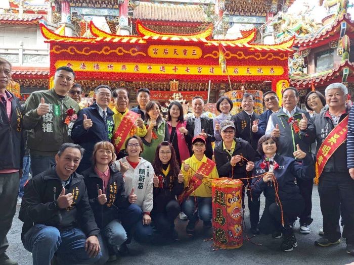 《圖說》民政局長林耀長與天后宮主委黃茂生、順天宮主委吳明貴、地方民意代表及仕紳共同點燃起馬炮,祈願媽祖庇佑合境平安、市民康泰。〈民政局提供〉