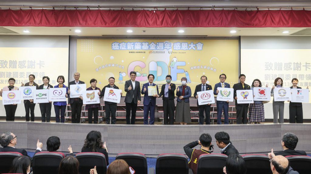 圖6 大合照 由劉建國立委帶領2位病友代表及13個病團代表致贈感謝卡給賴總統台灣癌_0 - 報新聞 Mega News