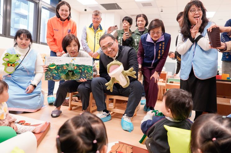 《圖說》侯友宜於三峽國光公托中心,與孩子們共讀繪本。〈社會局提供〉