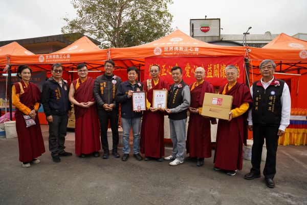 《圖說》世界佛教正心會於元旦到花蓮光復舉辦百日超薦法會，該會致贈500箱泡麵給光復鄉，由鄉長林清水及鄉民代表會主席廖翊鈞代表接受。〈正心會提供〉