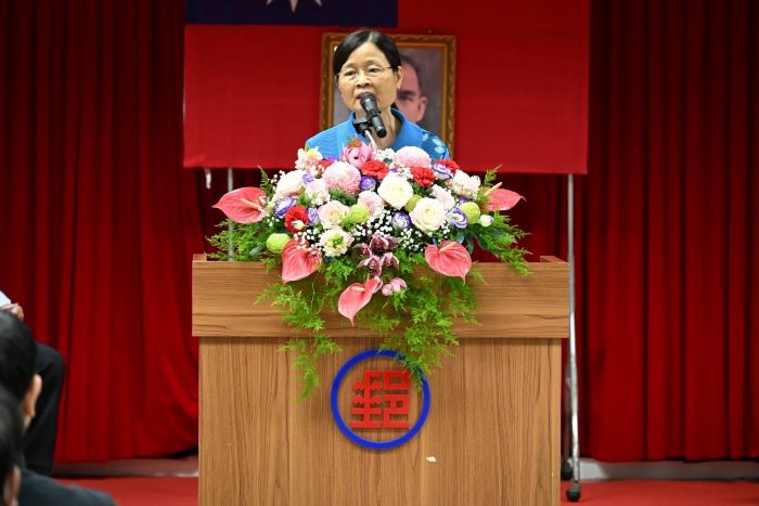 《圖說》板橋郵局新任局長胡美惠期許全體同仁齊心努力下,深化顧客服務,為社會注入更多正能量,再創業績高峰。〈板橋郵局提供〉