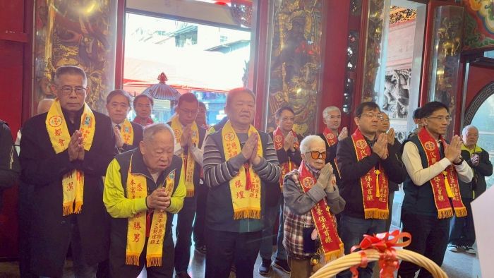 《圖說》保元宮醮務局主委、新北市議會議長蔣根煌〈中〉與今日出席貴賓祈求建宮250週年建醮法會各項活動圓滿順利。〈民政局提供〉