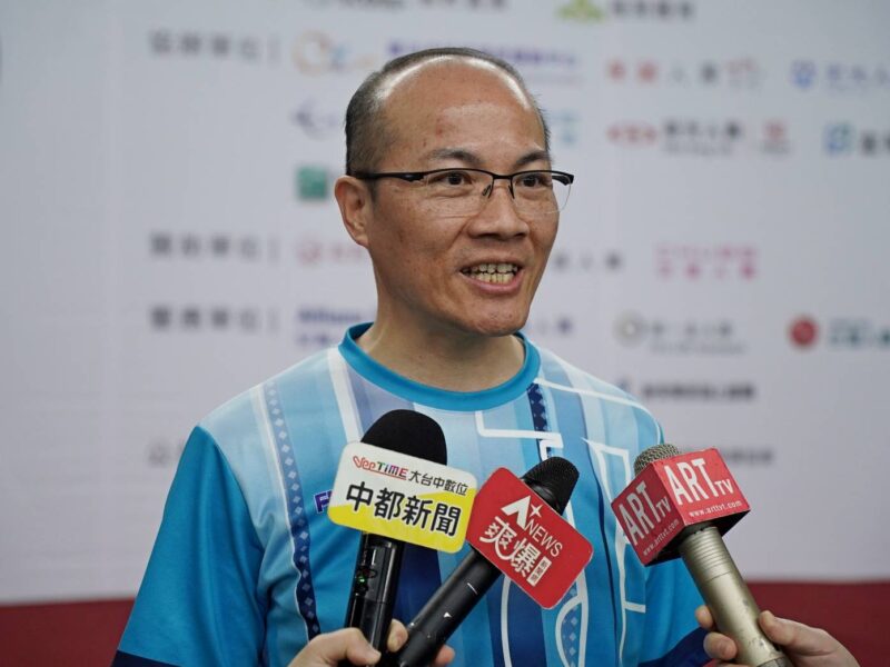 圖文：富易達第四屆公益盃羽球賽登場　65隊好手齊聚揮拍做公益。