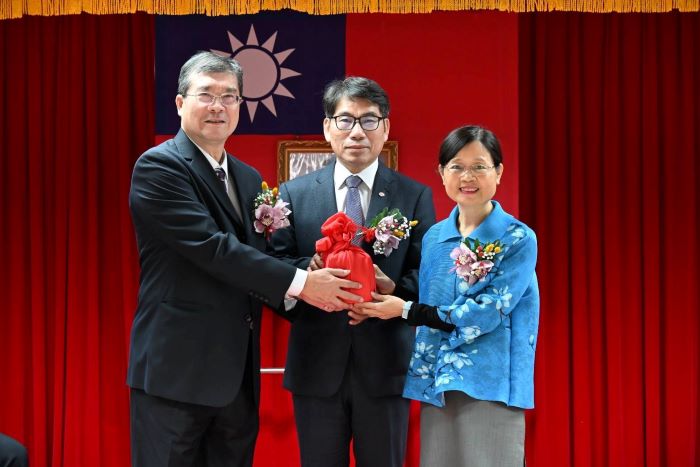 《圖說》板橋郵局卸、新任局長交接儀式,右為新任局長胡美惠。〈板橋郵局提供〉