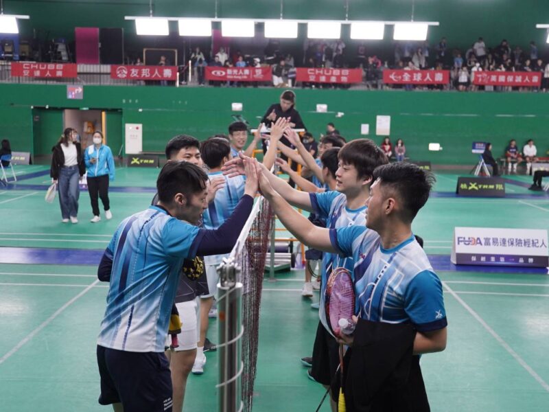 圖文：富易達第四屆公益盃羽球賽登場　65隊好手齊聚揮拍做公益。