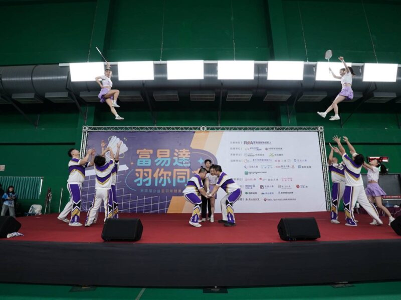 圖文：富易達第四屆公益盃羽球賽登場　65隊好手齊聚揮拍做公益。