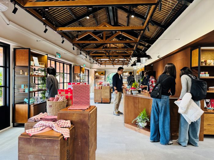 《圖說》淡水古蹟博物館首間以ESG理念打造的文化商店《滬尾公行》即日起正式開幕,全新亮相的空間延伸古蹟建築的氛圍,以永續設計為核心,結合友善環境的概念,提供遊客更舒適、多元的購物體驗。〈淡古提供〉