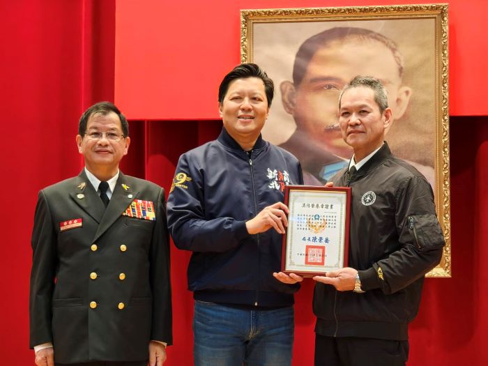 《圖說》朱惕之副市長祝福感謝即將退休的烏來分隊小隊長林慶章。〈消防局提供〉