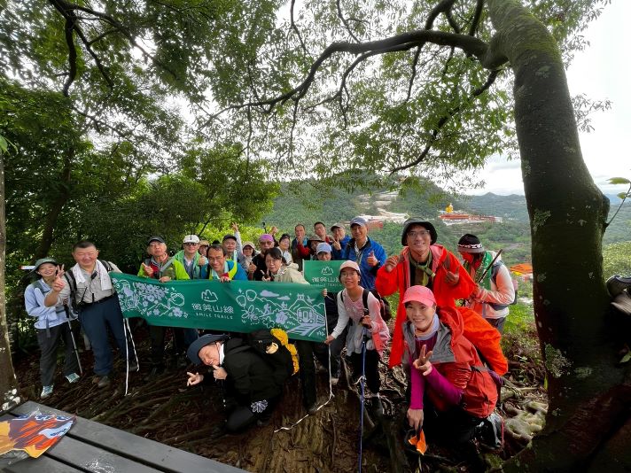 《圖說》漫步微笑山線，可眺望烘爐地南山福德宮。〈觀旅局提供〉