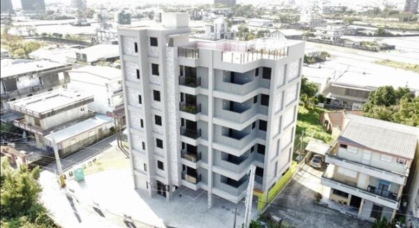 「禾田沐」坐落蘭陽溪河堤景觀第一排，以一層一戶的純住戶規劃，結合低密度量體設計，形塑開闊視野與靜謐居住氛圍，展現河岸生活的從容尺度。圖/業者提供