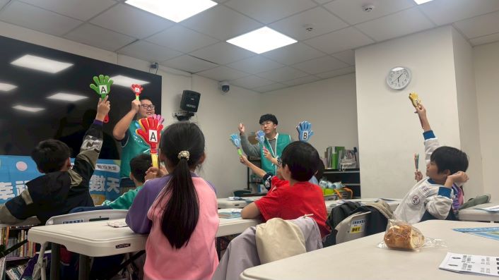 《圖說》「幸福泡泡．數天來罩」公益宣導活動，盼透過實際教學介入，引導學童建立媒體使用與資訊判讀的基礎能力。〈主辦單位提供〉