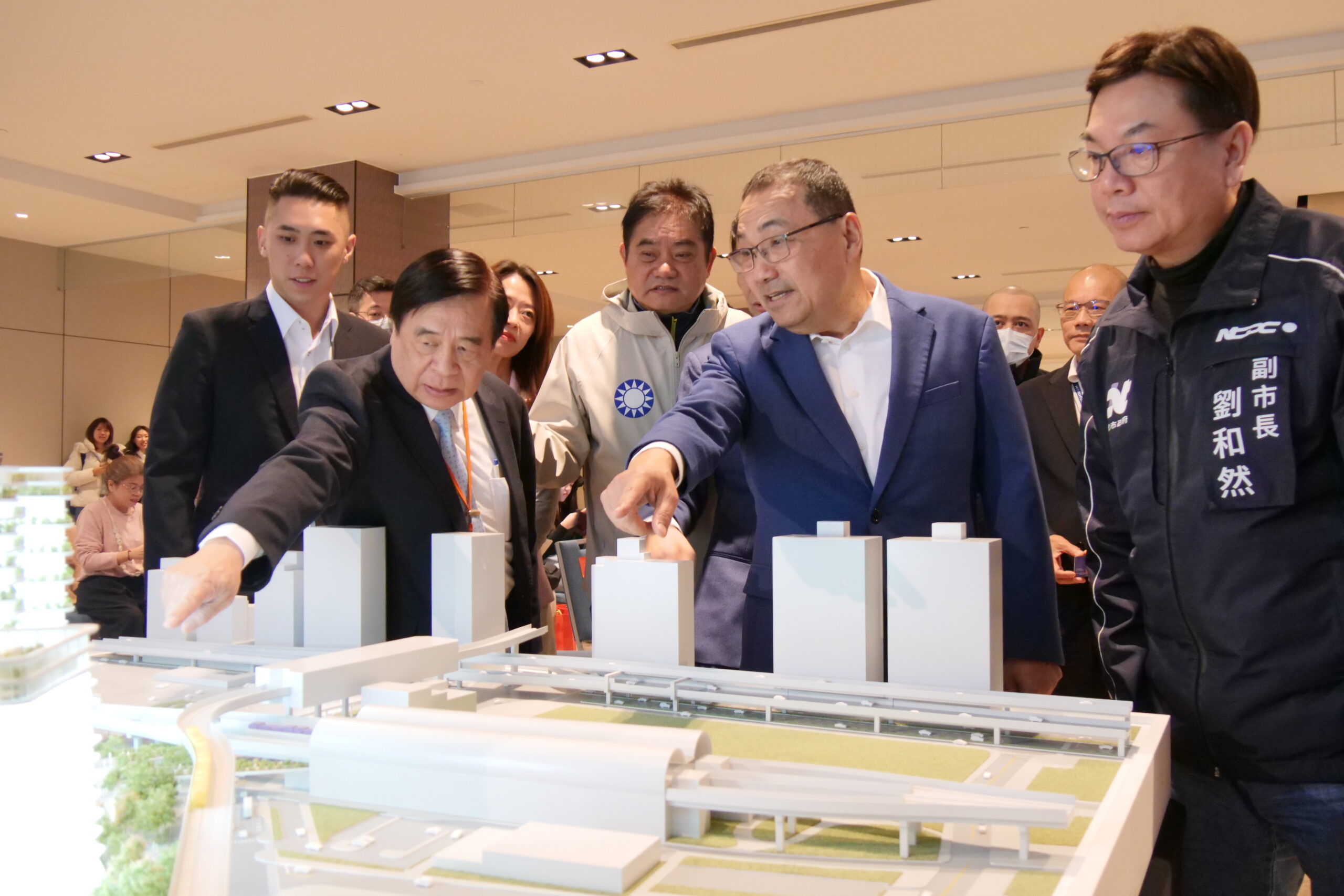 《圖說》新莊北側知識產業園區轉運站預計今年底動工，119年完工啟用，交通局長鍾鳴時為侯友宜市長簡報。〈交通局提供〉