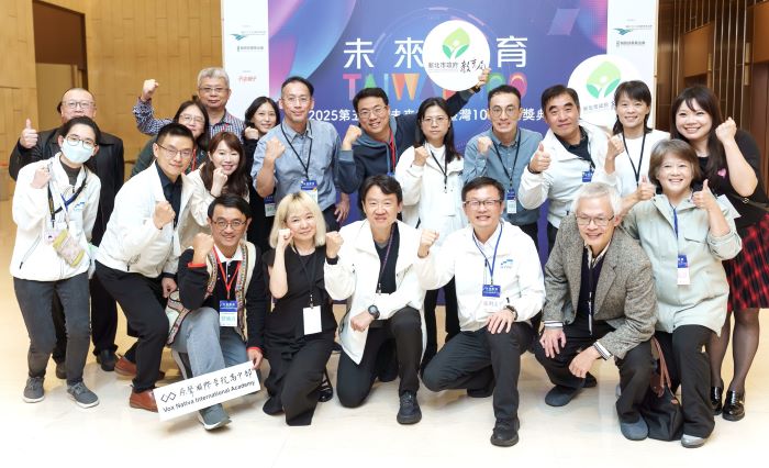 《圖說》第5屆「未來教育 臺灣100」新北17件入選蟬聯全國第一,前排右三教育局長張明文。〈教育局提供〉