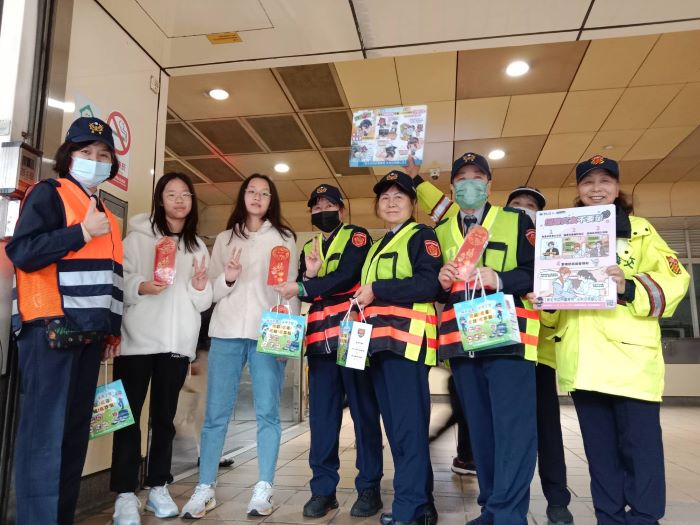 《圖說》現場並發送實用宣導小品，不少民眾熱情參與、合影留念。〈永和分局提供〉