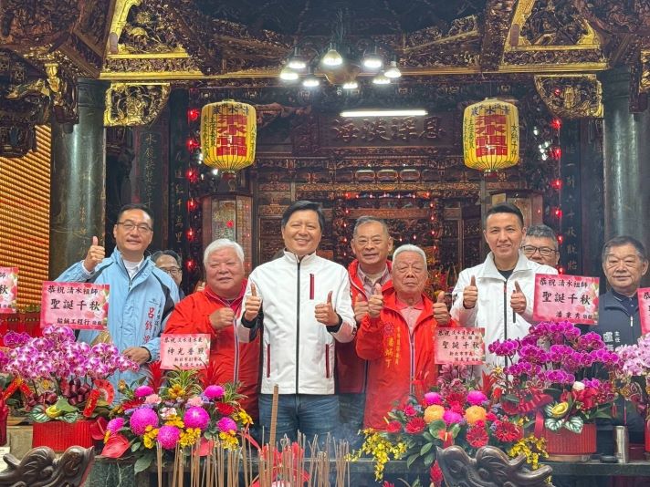 《圖說》副市長朱惕之前往淡水清水巖、淡水無極天元宮、緣道觀音廟參香發福袋。〈民政局提供〉