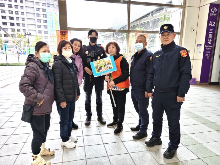 《圖說》「機動派出所」現場員警結合宣導活動，製作各式宣導標語，向民眾說明舉家外出申請、住宅防竊、反詐騙、反毒品等重要觀念。〈三重分局提供〉