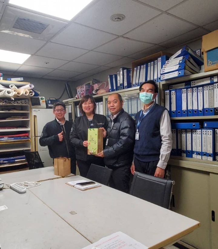 《圖說》業務副處長劉凱文率隊赴新光吳火獅紀念醫院，與院方機電維護主管及同仁交流，宣導用電安全並了解院內供電及設備維護情形。〈北北區處提供〉