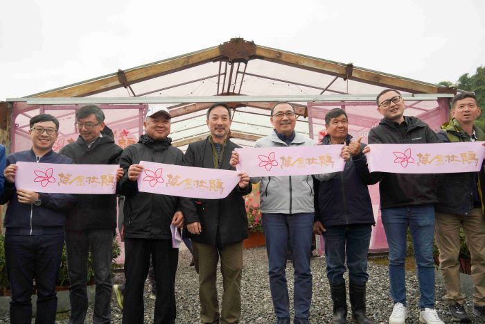 《圖說》「萬金杜鵑」春季花展今日在萬里、金山展區盛大開展,市長侯友宜(右3)出席為這場結合在地產業、藝術及農業美學的春季年度盛會揭開序幕。〈農業局提供〉