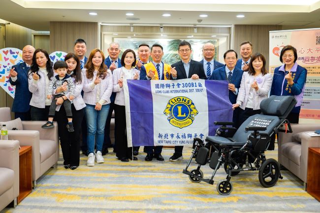 《圖說》第35屆永福獅子會會員代表聯合捐贈35台伸展防滑仰躺高背輪椅，右一為社會局長李美珍。〈社會局提供〉