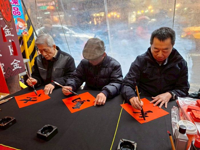 《圖說》基隆榮服處長方正(右)、書法大師張明萊老師(中)及黃由臻將軍(左)現場揮毫開筆。〈基隆榮服處提供〉