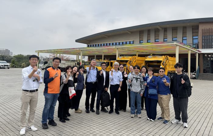 《圖說》來自日本的8位學者專家至新北市環保局鶯歌區清潔隊參訪新北市循環經濟實績。〈環保局提供〉