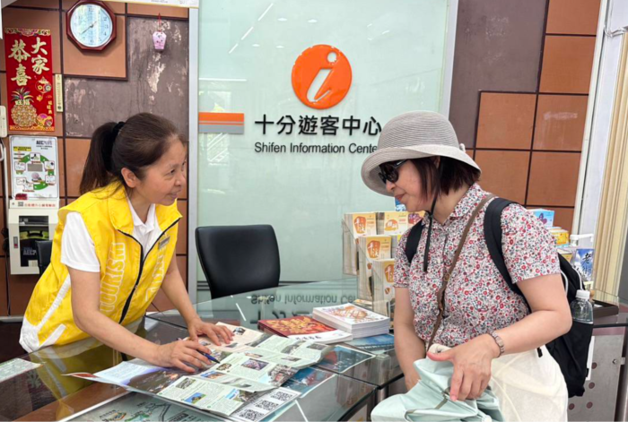 《圖說》十分遊客中心位於十分瀑布公園入口處,服務人員熟悉在地歷史脈絡與周邊景點資訊,能即時提供旅遊諮詢,協助遊客深入體驗山城風貌。〈觀旅局提供〉
