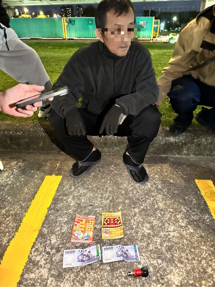 《圖說》落網的林姓男子及現場並查扣多項疑似贓物。〈板橋分局提供〉