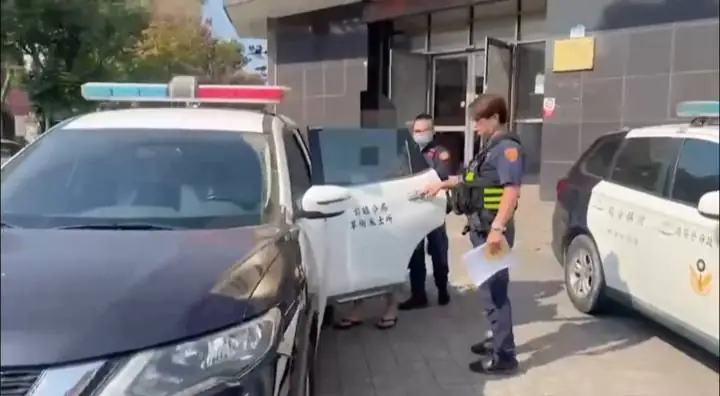 高男涉嫌酒駕被警方逮捕法辦。翻攝畫面