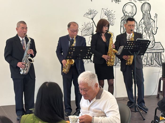 《圖說》線形薩克斯風樂團專業吹奏。〈板橋榮家提供〉