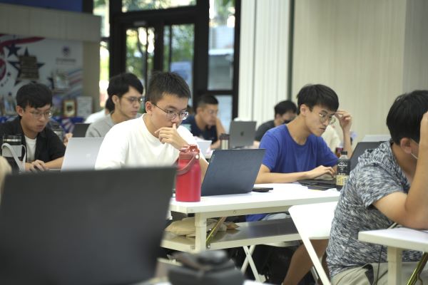 《圖說》新北青年局舉辦「NVIDIA官方認證AI課程」，課堂實際操作練習，強化人工智慧技術基礎與應用能力--圖為資料照片。〈青年局提供〉