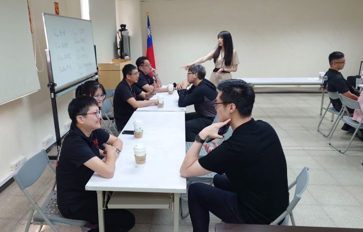 《圖說》個別業務交流。〈消防局提供〉