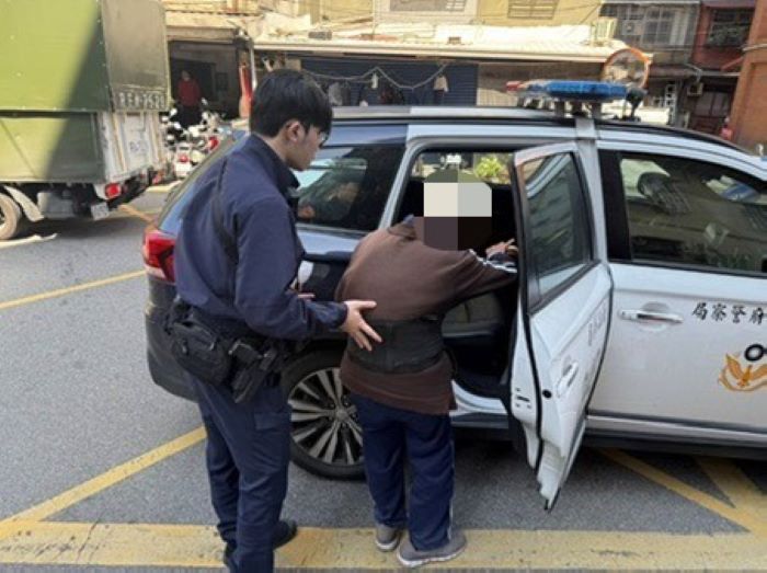 《圖說》海山警助長者返家。〈海山分局提供〉