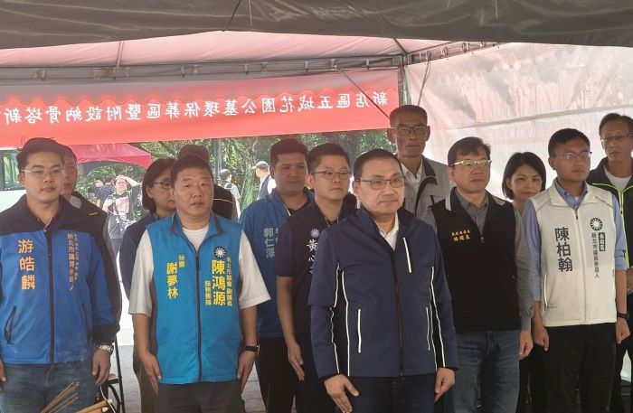 《圖說》侯友宜市長於清明節當天視察新店五城花園公墓，與地方仕紳一同祈福祭祀。〈民政局提供〉