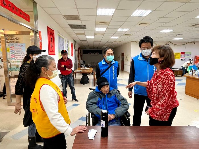 《圖說》板橋榮家家主任陳桂美(右1)親自關懷林爺爺辦理入住情形。〈基隆榮服處提供〉